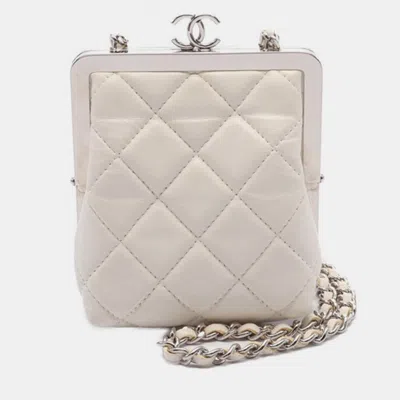 Pre-owned Chanel White Lambskin And Acrylic Kiss Clutch With Chain