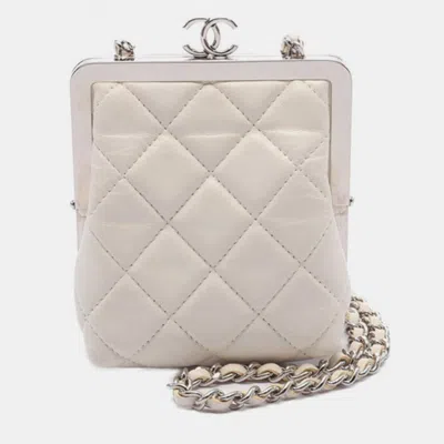 Pre-owned Chanel White Lambskin And Acrylic Kiss Clutch With Chain
