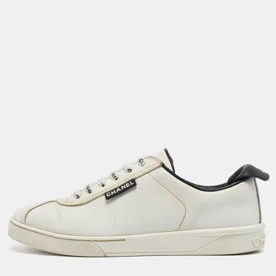Pre-owned Chanel White Leather Cc Low Top Sneakers Size 37.5