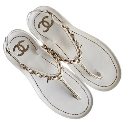 Pre-owned Chanel White Leather Interwoven Chain Thong Sandals Cc Charm Full Set 39.5 9.5