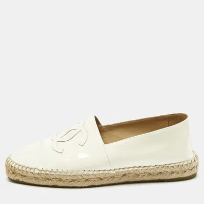 Pre-owned Chanel White Patent Leather Cc Espadrille Flats Size 38