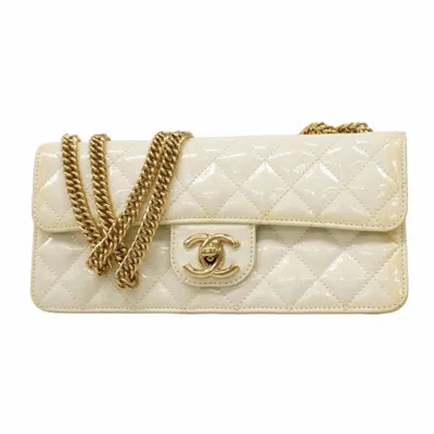Pre-owned Chanel White Patent Leather Shoulder Bag ()