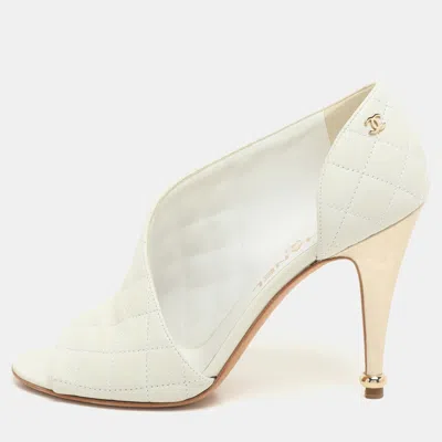 Pre-owned Chanel White Quilted Leather Cc Open Toe Pumps Size 38