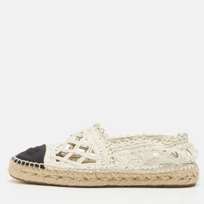 Pre-owned Chanel White/back Raffia And Canvas Interlocking Cc Logo Espadrilles Size 39