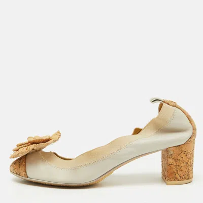 Pre-owned Chanel White/beige Leather Cork And Raffia Camellia Cc Block Heel Pumps Size 37.5
