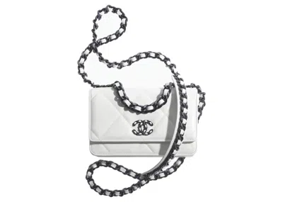Pre-owned Chanel Women's  19 Chain Wallet In White/black In Multi