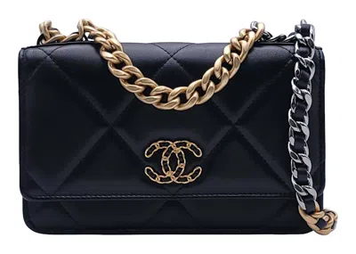 Pre-owned Chanel Women's  19 Wallet On Chain In Black (ap0957/b01564/94305)