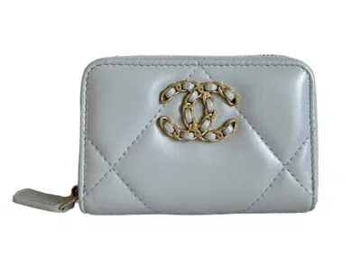 Pre-owned Chanel Women's  19 Zipped Coin Purse In Light Grey (ap0949)