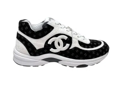 Pre-owned Chanel Women's  Cc Embossed Logo Suede Sneakers In Black/white
