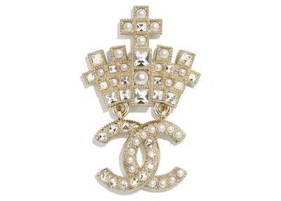 Pre-owned Chanel Women's  Logo Brooch In Gold/pearl/crystal In Multi