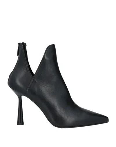 Chantal 1962 Woman Ankle Boots Black Size 6.5 Leather