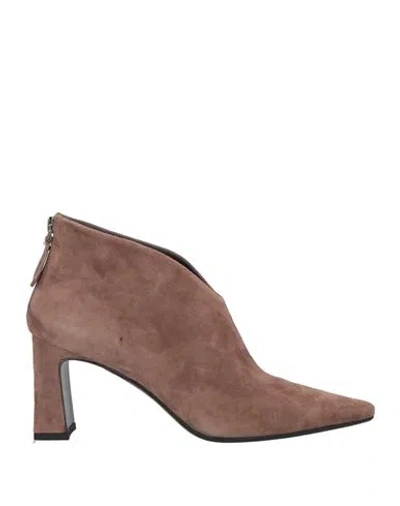 Chantal 1962 Woman Ankle Boots Khaki Size 7.5 Leather In Beige