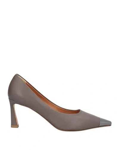 Chantal 1962 Woman Pumps Taupe Size 7.5 Leather