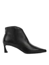 Chantal Pointed Toe Leather Boots In Black