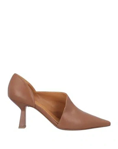 Chantal Woman Pumps Brown Size 7 Leather