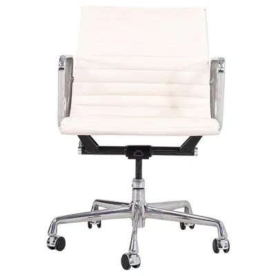 Pre-owned Charles And Ray Eames 2022 Herman Miller Eames Aluminum Group Management Desk Chair In White Leather