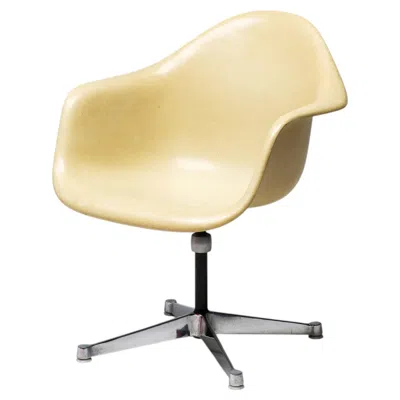 Pre-owned Charles And Ray Eames Charles & Ray Eames For Herman Miller � Swiveling Parchment Fiberglass Arm Chair In Beige
