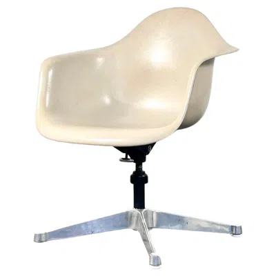 Pre-owned Charles And Ray Eames Herman Miller Dat Executive Armchair Designed By Charles & Ray Eames In Sand