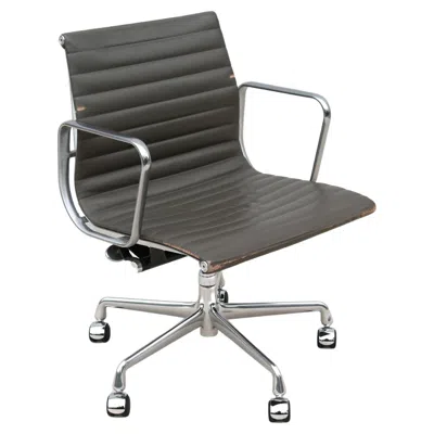 Pre-owned Charles And Ray Eames Mid-century Modern Herman Miller Eames Aluminum Group Charcoal Management Chair In Black