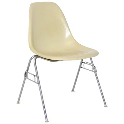 Pre-owned Charles And Ray Eames Mid-century Modern White Vintage Fiberglass Chair By Charles & Ray Eames, 1950s