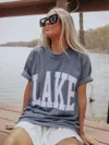CHARLIE SOUTHERN LAKE GRAPHIC TEE IN NAVYN