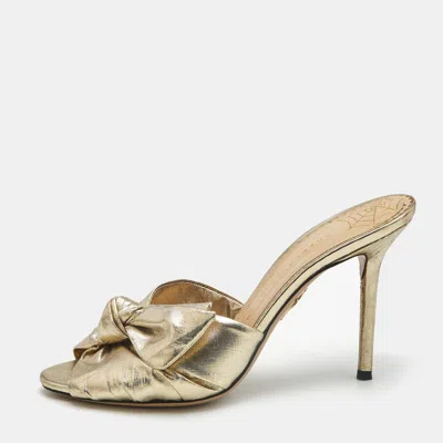 Pre-owned Charlotte Olympia Knot Size 38 Gold Fabric Slide Sandals