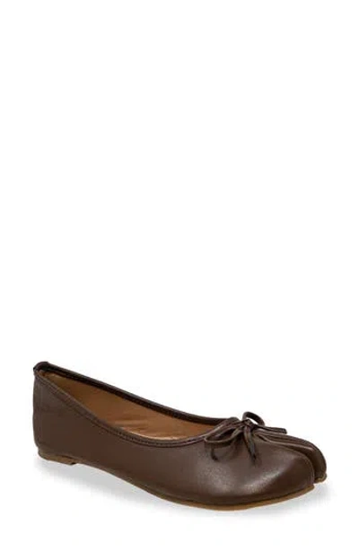 Chase & Chloe Chase And Chloe Saphira Split Toe Ballet Flat In Brown