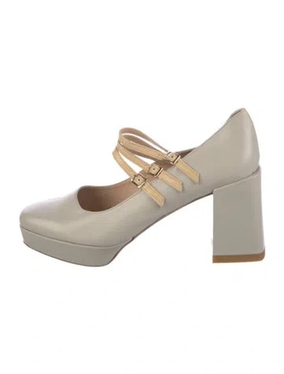 Pre-owned Chelsea Paris Leather Pumps In Neutral