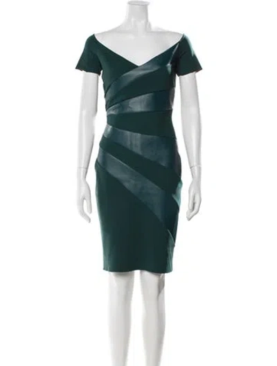Pre-owned Chiara Boni Off-the-shoulder Knee-length Dress In Green