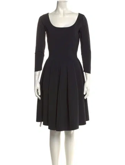Pre-owned Chiara Boni Scoop Neck Knee-length Dress In Black