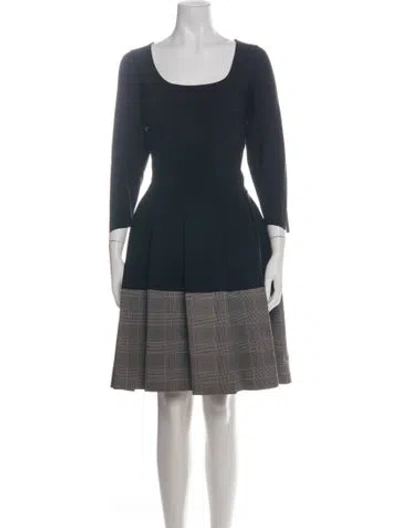 Pre-owned Chiara Boni Scoop Neck Knee-length Dress In Green