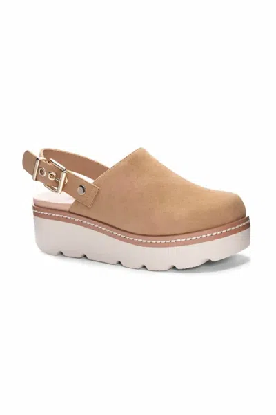 Chinese Laundry Women's Mojo Suede Clog In Camel