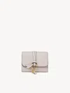 Chloé Portefeuille Compact À Trois Volets Alphabet Femme Gris Taille Onesize 100% Cuir De Veau In Grey