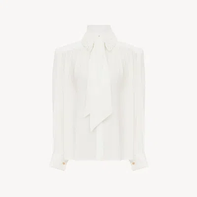 Chloé Blouse Lavallière Froncée En Crêpe De Chine Et Broderie Anglaise In White