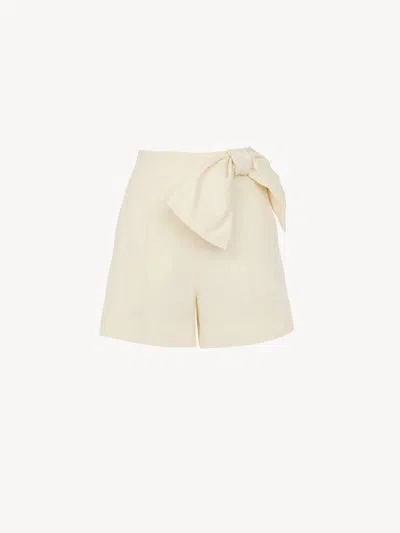 Chloé Bow-detailed High-rise Shorts In Cocnut Milk