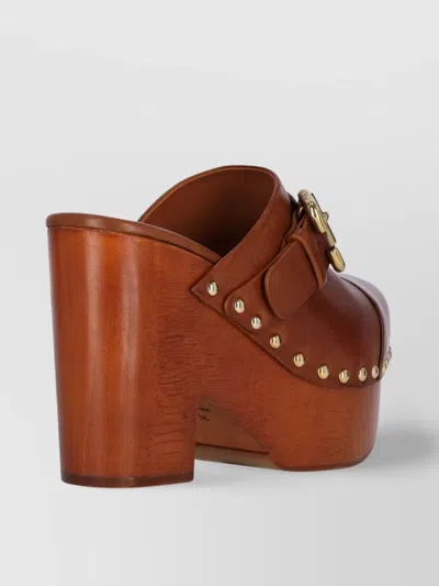 Chloé Jeannette Wedge Clogs In Brown