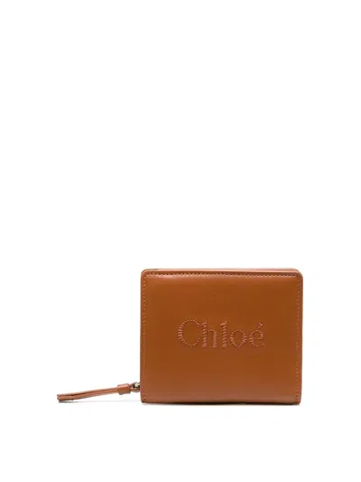 Chloé Logo Leather Wallet In Brown