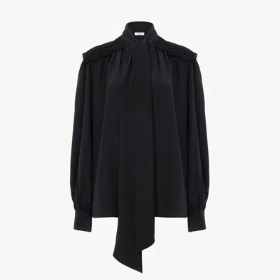 Chloé Blouse Lavallière Froncée En Crêpe De Chine Et Dentelle In Black