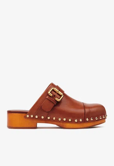 Chloé Jeannette 40 Shiny Leather Clogs In Brown