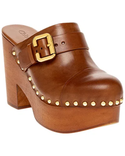 Chloé Jeannette Wedge Clogs In Brown