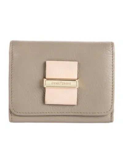 Pre-owned Chloé Leather Compact Wallet In Neutral