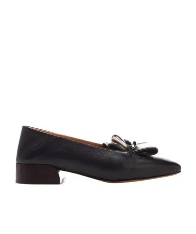 Chloé Logo Buckle Leather Loafers In Black
