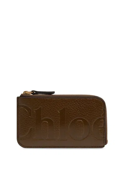 Chloé Logo Embossed Zipped Cardholder In Brown