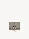 Chloé Mini Portefeuille À Trois Volets Alphabet En Cuir Grainé Femme Gris Taille Onesize 100% Cuir De Veau In Grey