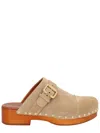 Chloé Jeannette Buckle Detailed Studded Clogs In Sand