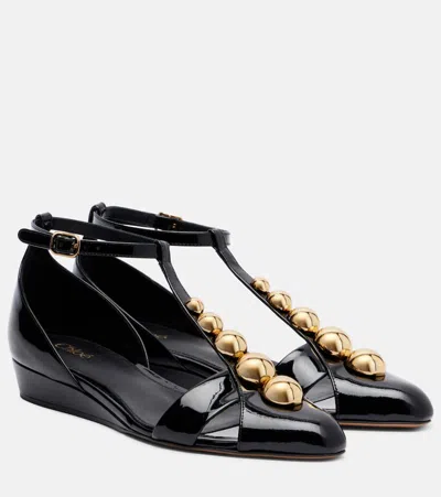 Chloé Cleia Studded Patent-leather Wedge Sandals In Black