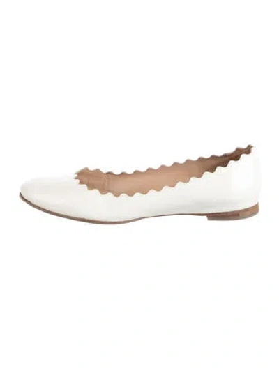 Pre-owned Chloé Patent Leather Scalloped Accent Ballet Flats In White