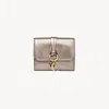 Chloé Portefeuille À Trois Volets Alphabet En Cuir Métallisé Femme Gris Taille Onesize 100% Cuir De Veau In Grey