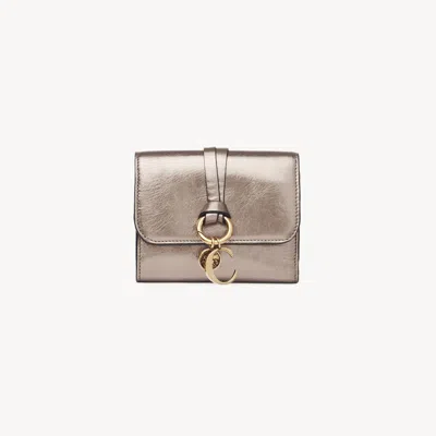 Chloé Portefeuille À Trois Volets Alphabet En Cuir Métallisé Femme Gris Taille Onesize 100% Cuir De Veau In Grey