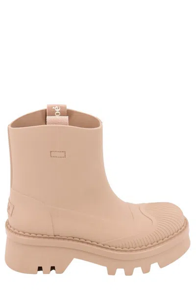 Chloé Round Toe Chelsea Boots In Beige